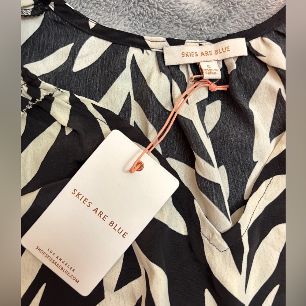 Skies Are Blue NWT Leaf Print Sleeveless Blouse Black Cream High Low
